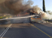 بالصور: إحتراق حافلة ركاب قرب الرملة دون وقوع اصابات 